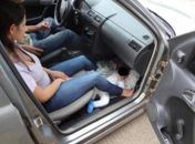 Bebê estava em acolchoado acomodado sobre o tapete do carro, aos pés da mãe, no banco da frente