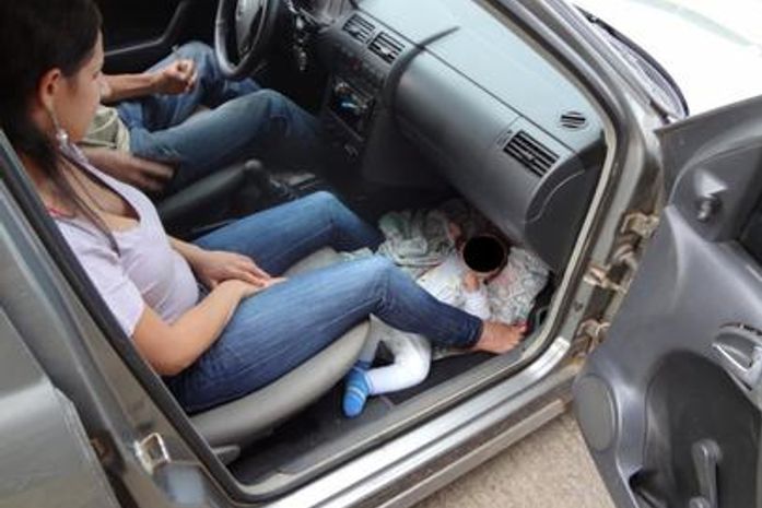 Bebê estava em acolchoado acomodado sobre o tapete do carro, aos pés da mãe, no banco da frente