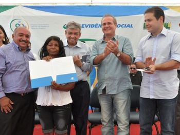 Prefeito Atevaldo, ministro Garibaldi; presidente Renan e deputado Renan Filho com dona Geneci