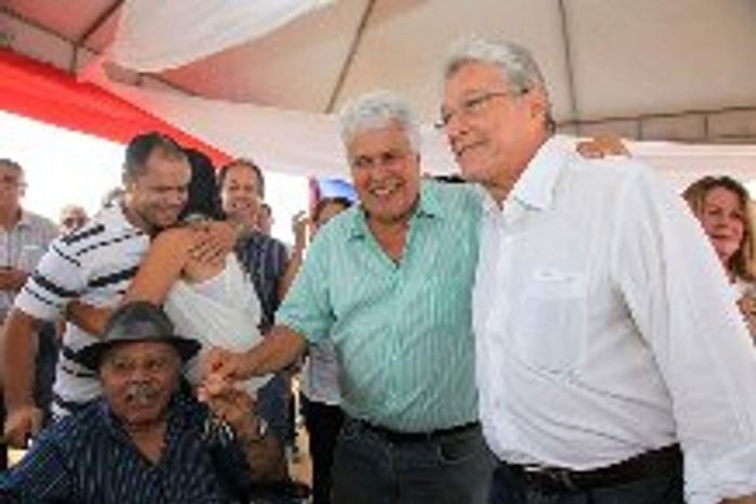 Teotonio e Nonô alegres ao entregar casas em União e Branquinha.