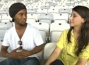 Ronaldinho Gaúcho surpreende repórter: 'Quer namorar comigo?'