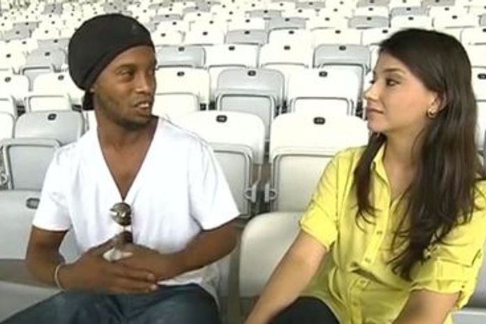 Ronaldinho Gaúcho surpreende repórter: 'Quer namorar comigo?'