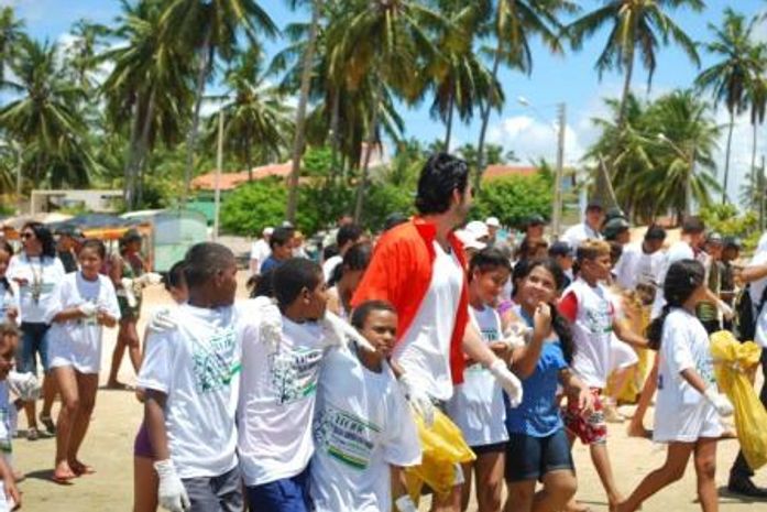 Os atores Sergio Marone e Monique Alfradique, participam do mutirão de limpeza no rio Coruripe.