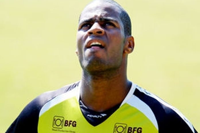 Dedé se irrita com torcida durante treino do Vasco