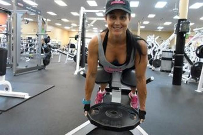 Dani Freitas vai de 'gata anos 80' a 'forte' fisiculturista