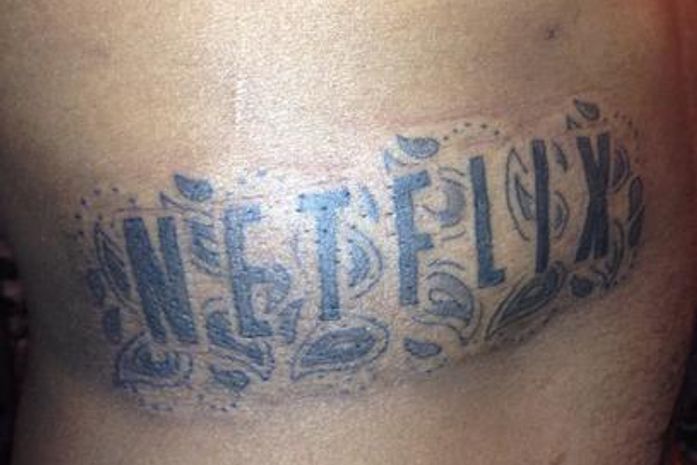 Homem tatua "Netflix" e ganha um ano de serviço grátis