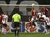 Emerson perde pênalti, mas Corinthians vence Ituano com gol no fim