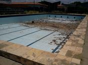 Enorme piscina deixa de ser espaço para o esporte e vira local de entulhos