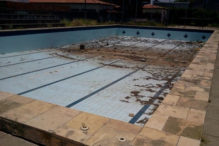 Enorme piscina deixa de ser espaço para o esporte e vira local de entulhos