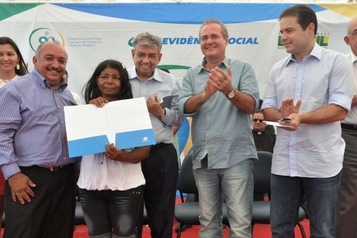 Dona Geneci exibe seu benefício, o primeiro concedido pela nova agência