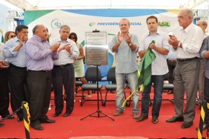 Atevaldo Cabral e autoridades presentes descerram placa inaugural da agência