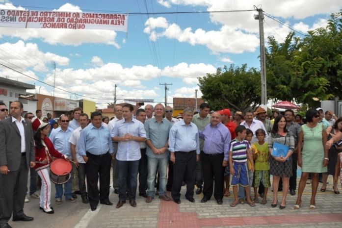 Autoridades acompanham exibição da banda fanfarra Mestre Idalino