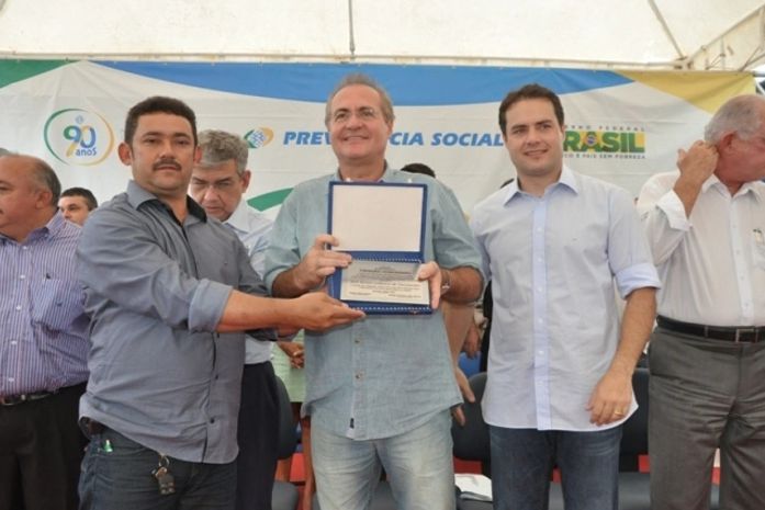 Vereador Eraldo Cabral entrega título de cidadania ao presidente do Senado