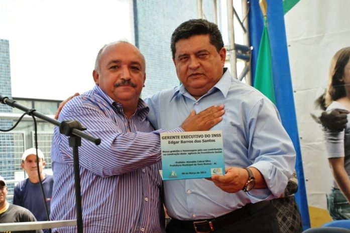 Atevaldo Cabral entrega placa ao gerente do INSS-AL, Edgar Barros