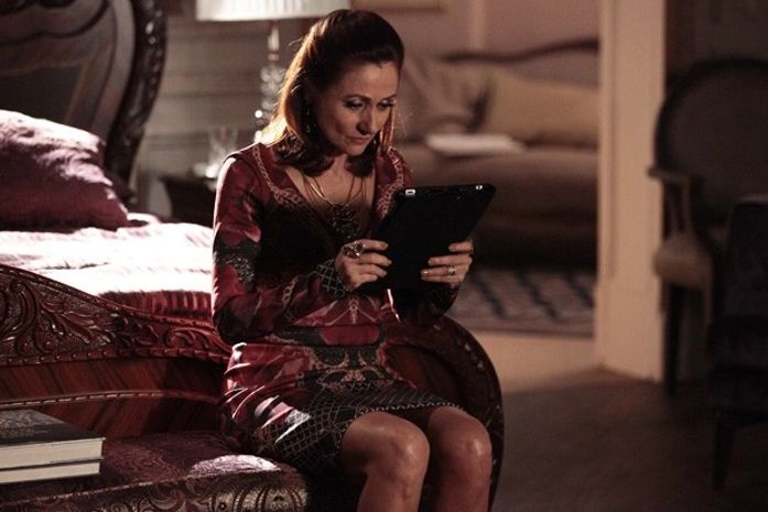 Berna revela a Helô que Wanda e Adalgisa são a mesma pessoa