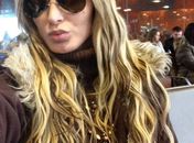 'Decote só no quarto quentinho', diz Andressa Urach com frio em Paris