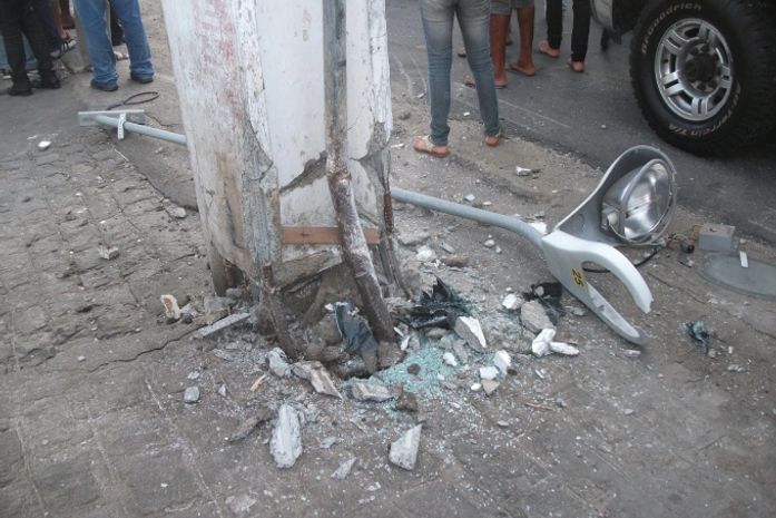 Após bater no meio fio, o motorista colidiu com o poste de energia em seguida com o caminhão.