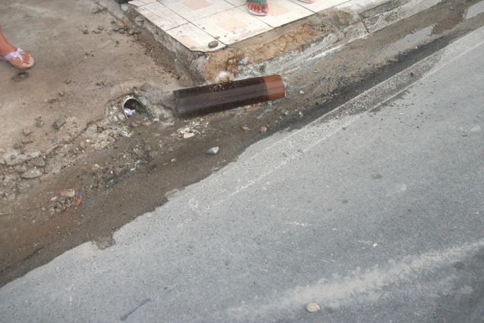 Motorista bateu no meio fio perdeu o controle e em seguida colidiu com o poste e o caminhão.