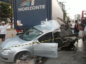 Após colidir com o poste de energia motorista bate em caminhão estacionado.