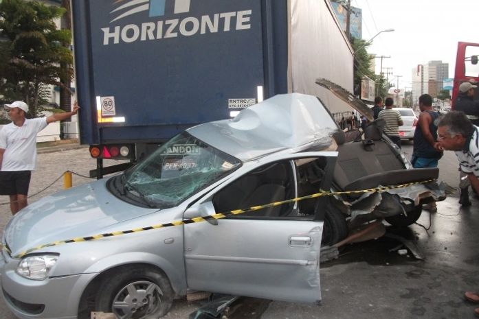 Após colidir com o poste de energia motorista bate em caminhão estacionado.
