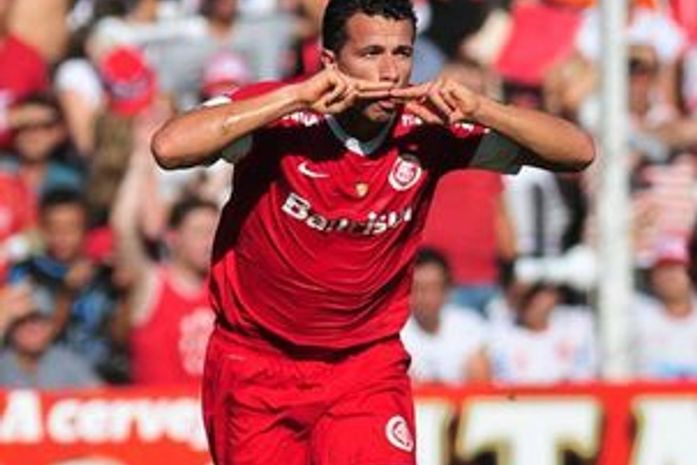 Damião espanta má fase, participa de quatro gols e dá título do turno ao Inter