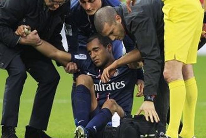 Após exame, Lucas diz no Twitter que tornozelo esquerdo não foi fraturado