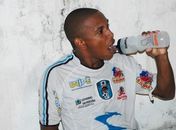 Meia do CSP mostra partes íntimas e joga água na torcida do Botafogo-PB