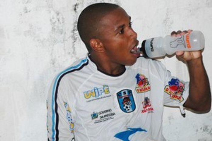 Meia do CSP mostra partes íntimas e joga água na torcida do Botafogo-PB