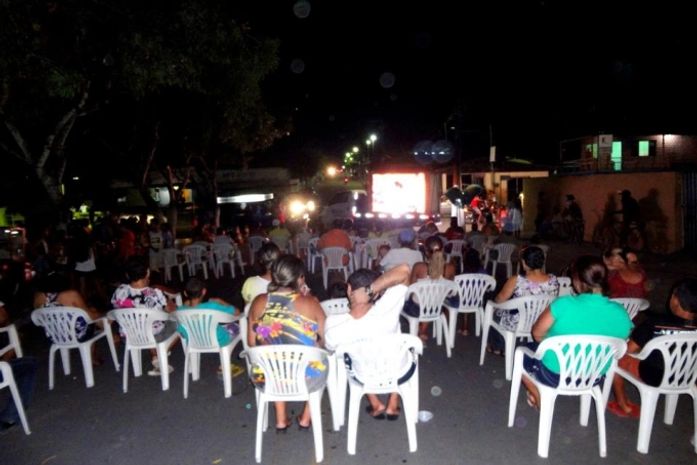 Cinema na Praça é bem recebido na cidade de Cajueiro
