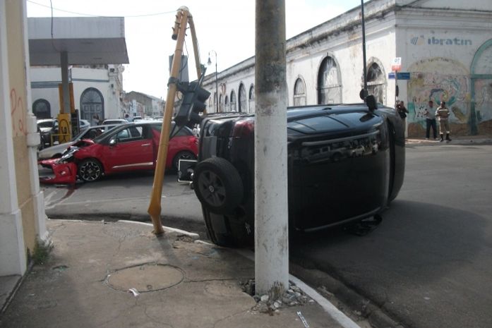 Colisão envolve dois veículos no Jaraguá e mulher fica ferida