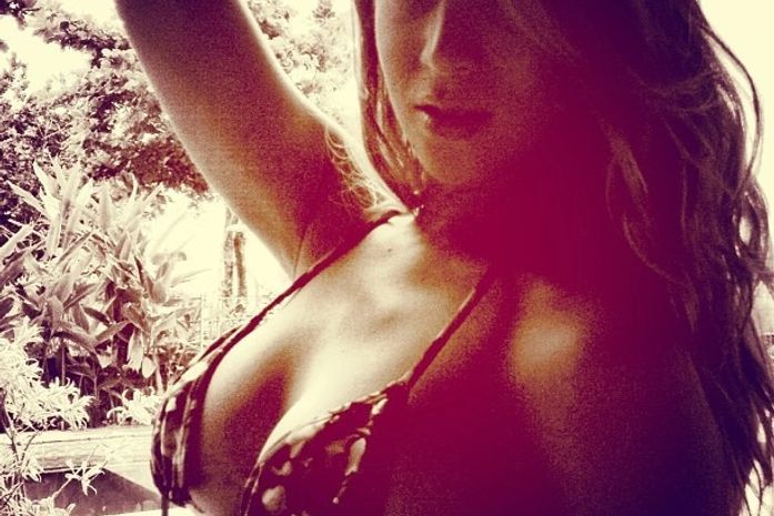 Carol Narizinho aparece de biquíni em bastidor de ensaio nu