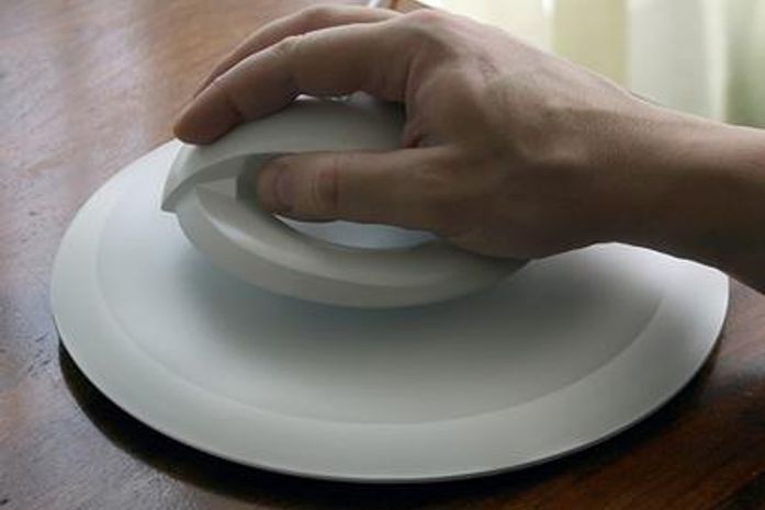 Sob o peso da mão do usuário, mouse fica mais baixo, flutuando a cerca de 1 centímetro da base