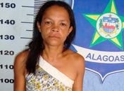 Mulher é flagrada com espingarda em praça pública