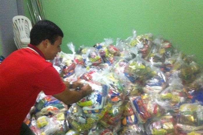 Prefeito de Feira Grande doa salário para entrega de cestas básicas