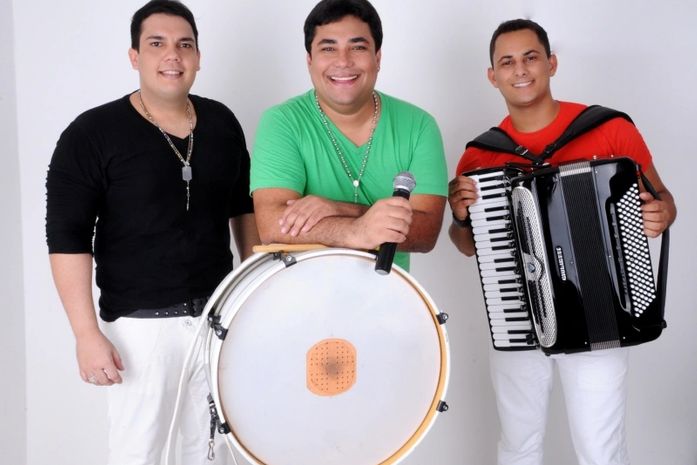 Môfio! completa 12 anos de carreira e comemora data em show com artistas convidados