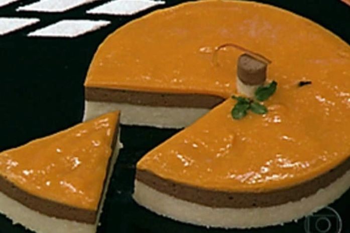 Torta é preparada com farinha de tapioca, leite de coco e chocolate