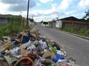 Lixo orgânico e entulhos tomam conta de rua 