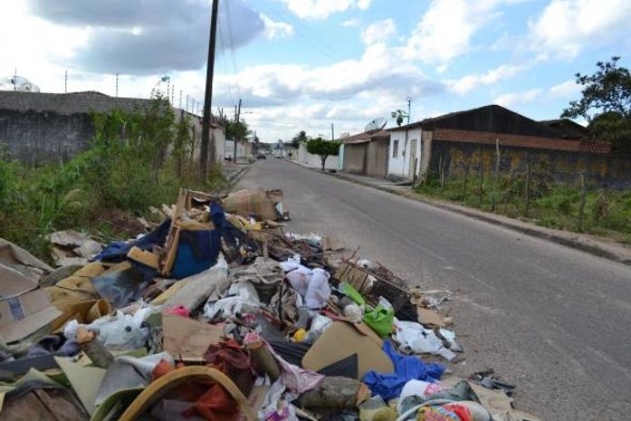 Lixo orgânico e entulhos tomam conta de rua