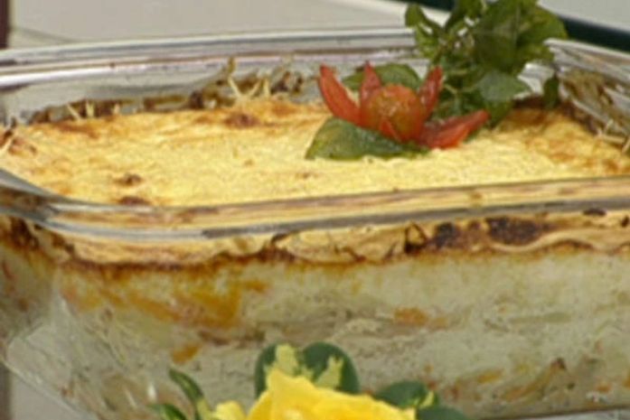 Batata cremosa vai ao forno com recheio de frango ou linguiça; anote