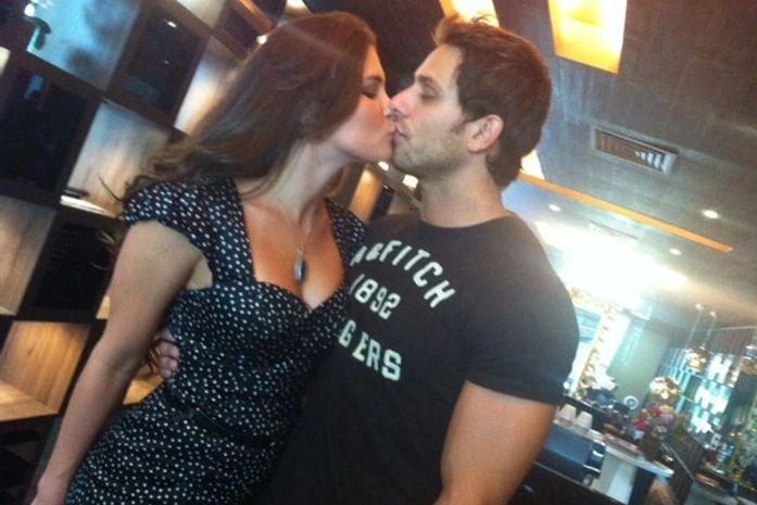 Enquanto espera Kamilla no salão, Elieser revela: 'Estamos namorando'