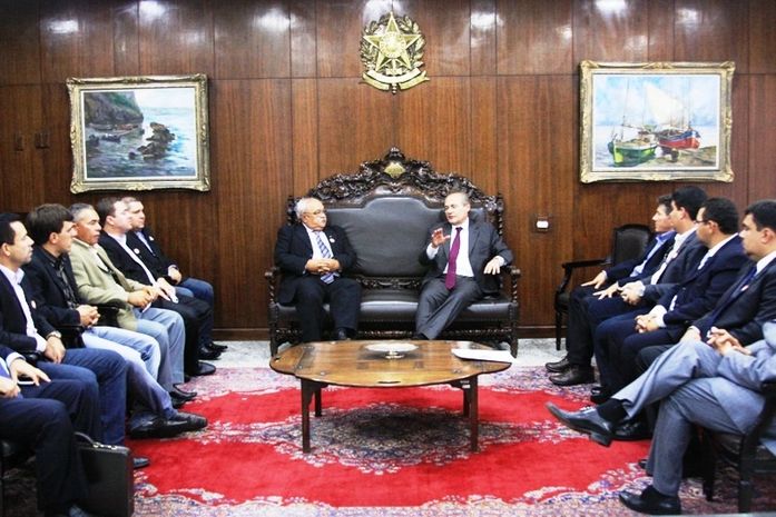 Renan recebe comitiva de prefeitos e vereadores de municípios alagoanos
