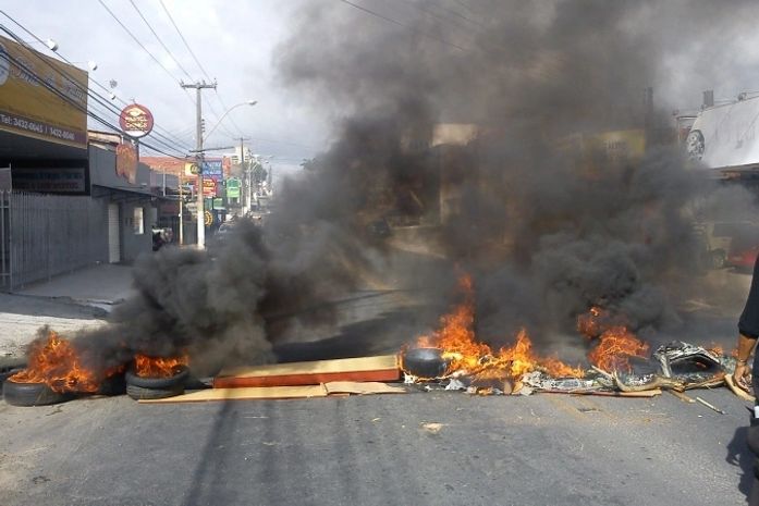 Prefeitura não cumpre reivindicações e moradores voltam a interditar Avenida Rotary