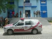 Acusado de homicídio é preso desfilando com pistola na mão em Mata Grande