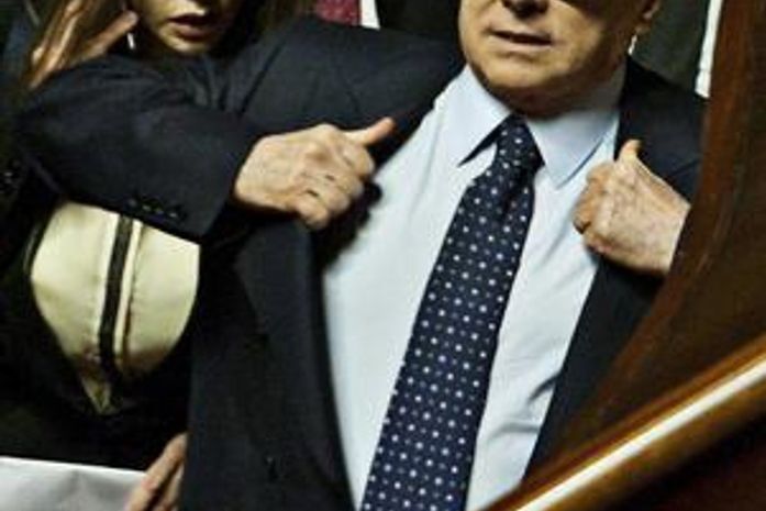 Berlusconi xinga manifestantes no Senado italiano: 'vocês são pobres'