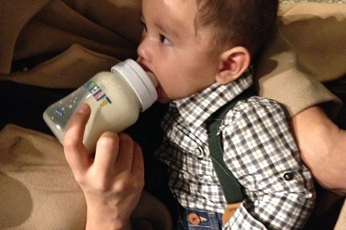 Jogador Dentinho posta foto do filho todo estiloso e com mamadeira