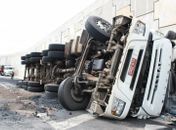 Carreta tenta desviar de veículo e tomba na subida da ponte Divaldo Suruagy