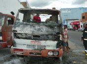 Crianças são suspeitas de atear fogo em caminhão durante brincadeira 