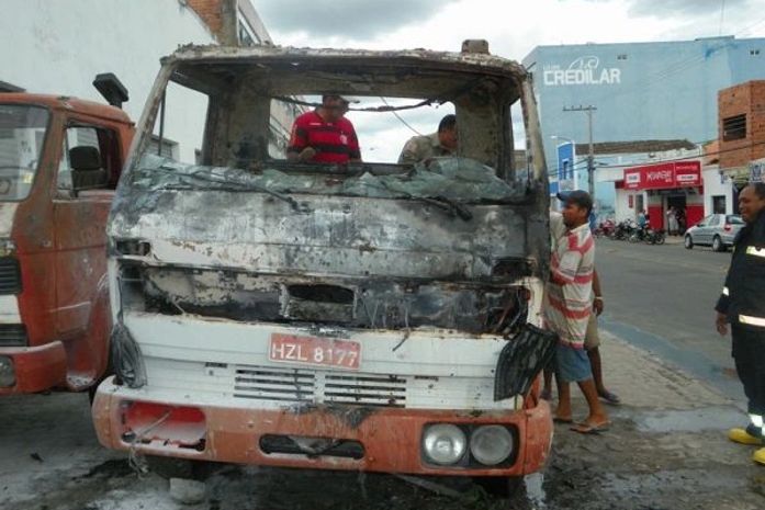 Crianças são suspeitas de atear fogo em caminhão durante brincadeira