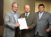 Adriano Soares entrega PCCS da Educação à Assembleia Legislativa