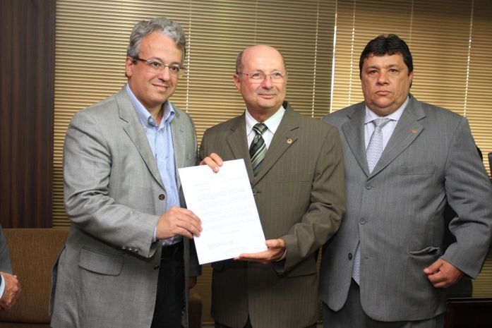 Adriano Soares entrega PCCS da Educação à Assembleia Legislativa